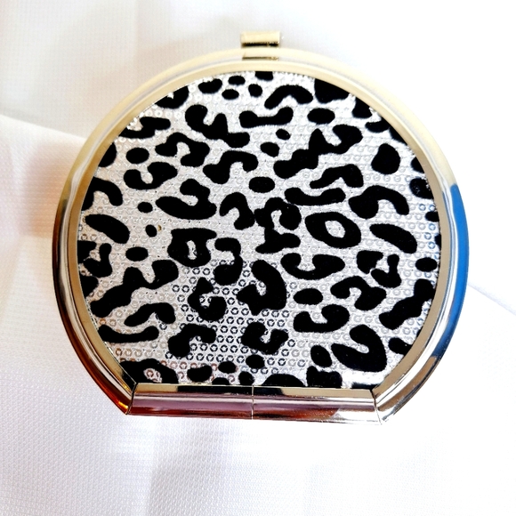 NWT Dmargeaux Brand " The Python in a Clutch. Platinum clutch bag. - Picture 1 of 7